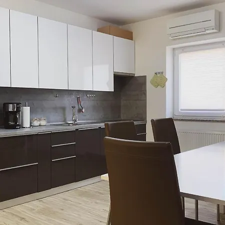 Yellow House Grabrovec * Metlika