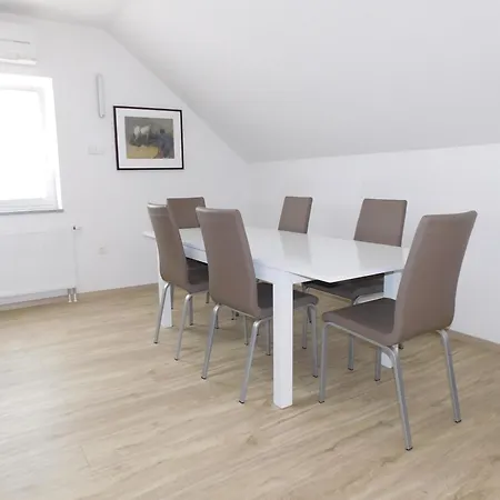 Apartman Yellow House Grabrovec Metlika