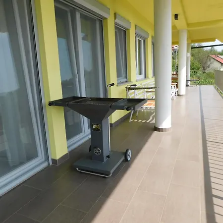 Apartment Yellow House Grabrovec *