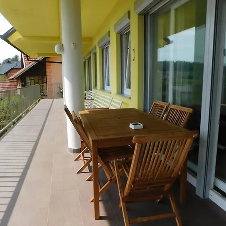 Apartment Yellow House Grabrovec Metlika