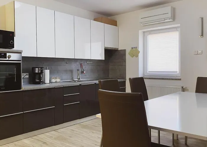 Yellow House Grabrovec * Metlika