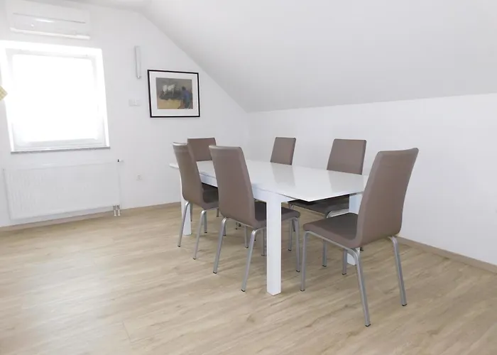 Appartement Yellow House Grabrovec Metlika