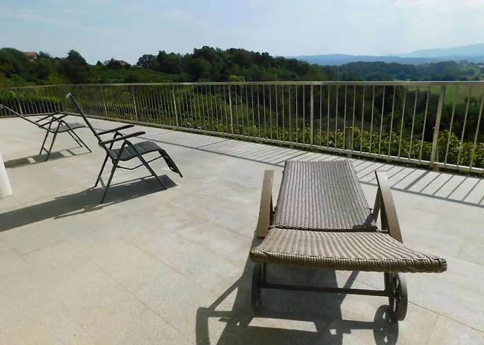 Appartement Yellow House Grabrovec Metlika